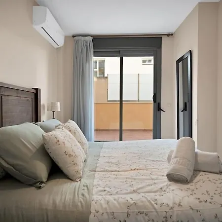 Con Terraza Y Piscina En Puerto Marina - Mistral Apartment