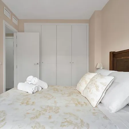 Con Terraza Y Piscina En Puerto Marina - Mistral Apartment